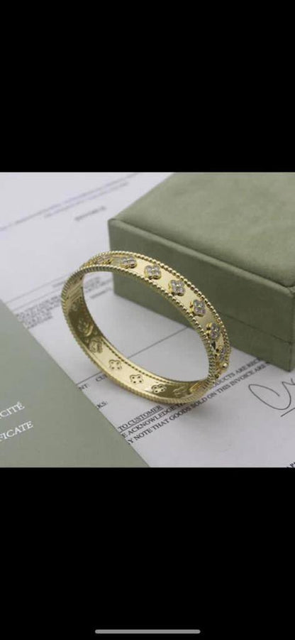 VANCLEAF BANGLE
MASTER
✨💫

110 DHS WITH BOX AND PAPER BAG🛍️🎁

Zain89
♥️♥️♥️