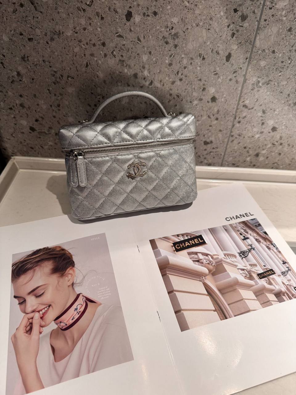 Chanel 
Best quality 

with box’s 
🎁🎁🎁

95 dhs✅

size 20 cm

Zain290
♥️♥️♥️