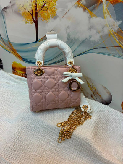 Dior 
Best quality 

with box 🎁

160 dhs✅
size 17Cm

Zain290
♥️♥️♥️