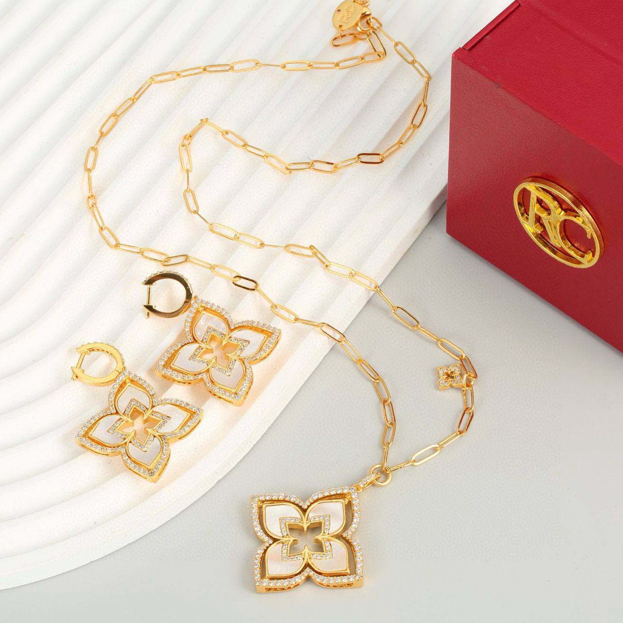 Roberto Coin 
Set 
MASTER 💫✨
NECKLACE EARRINGS
170 DHS✅
WITH NORMAL BOX AND PAPER BAG🛍️🎁

Zain89
♥️♥️♥️