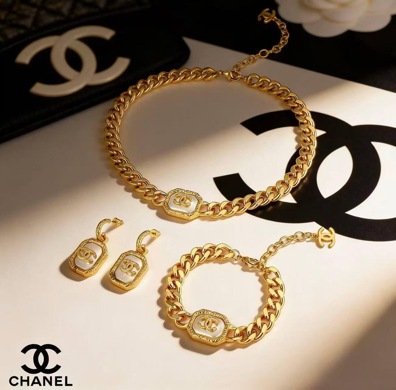 CHANEL 
SET MASTER 💫✨
NECKLACE BRACELET EARRINGS
180 DHS✅
SET 
WITH BOX AND PAPER BAG🎁🛍️

Zain89
♥️♥️♥️