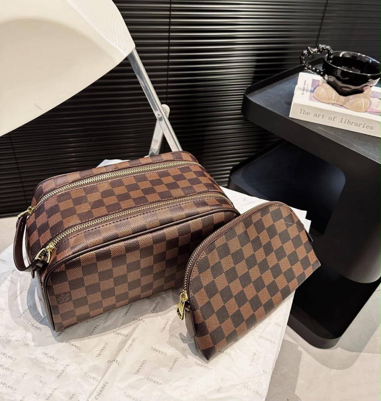 LOUIS VUITTON 
FOR MAN 
HAND BAG 
GOOD QUALITY 
WITH BOX 

80 dhs🇦🇪🇦🇪

Zain17
♥️♥️♥️