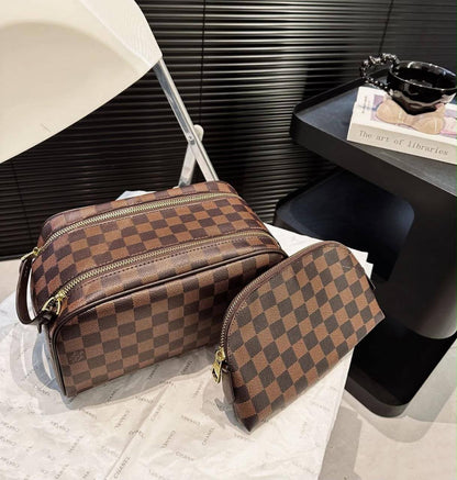 LOUIS VUITTON 
FOR MAN 
HAND BAG 
GOOD QUALITY 
WITH BOX 

80 dhs🇦🇪🇦🇪

Zain17
♥️♥️♥️