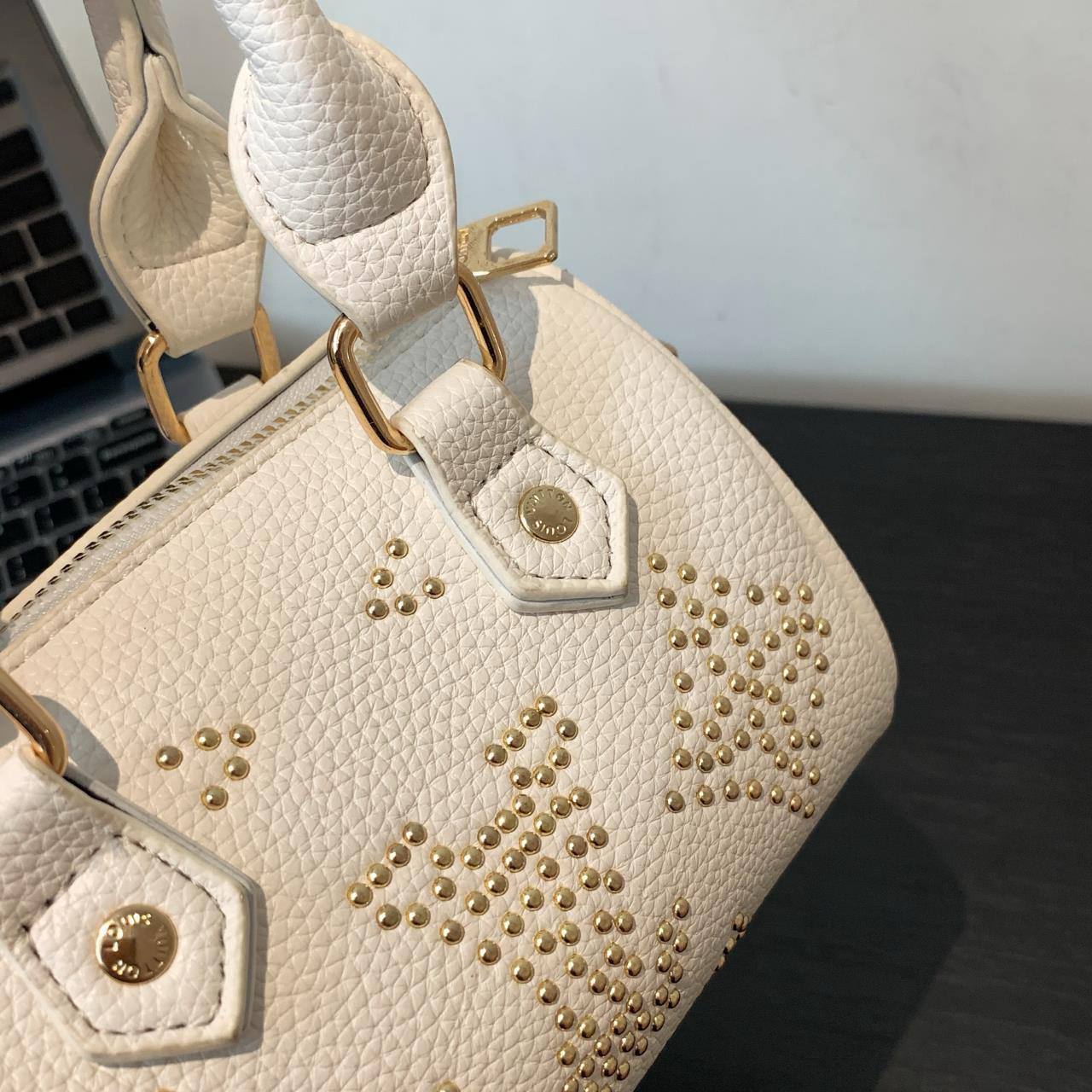 LV
17*12*9 cm

With box 
🎁🎁🎁

55 dhs🪙🌨️


Zain17
♥️♥️♥️