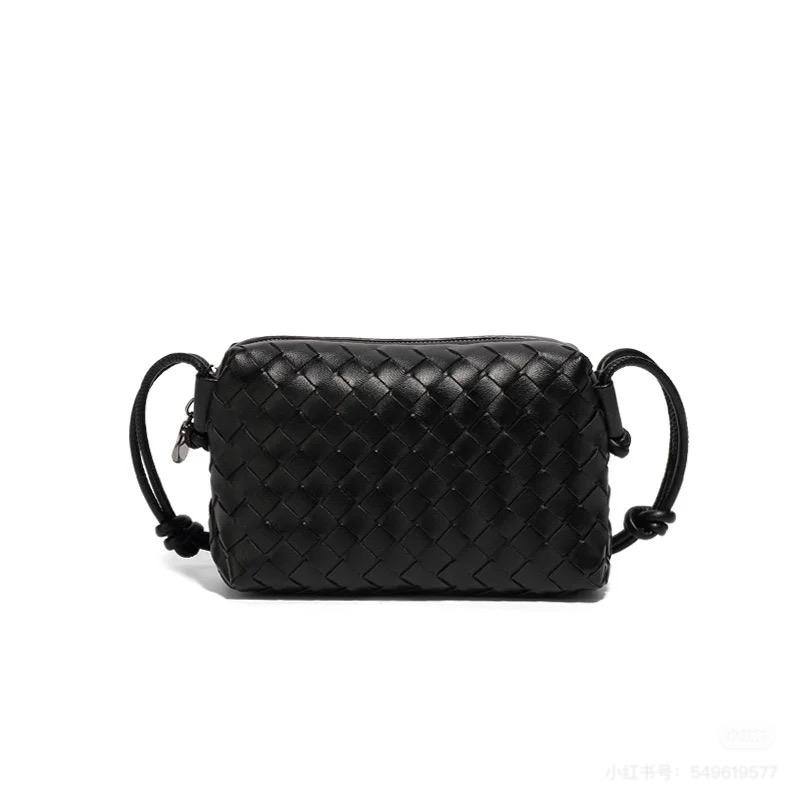 BOTTEGA   
GOOD QUALITY 
SIZE:20×10×17cm   
90 dhs🪙

withbox  
🎁🎁🎁

Zain04
♥️♥️♥️