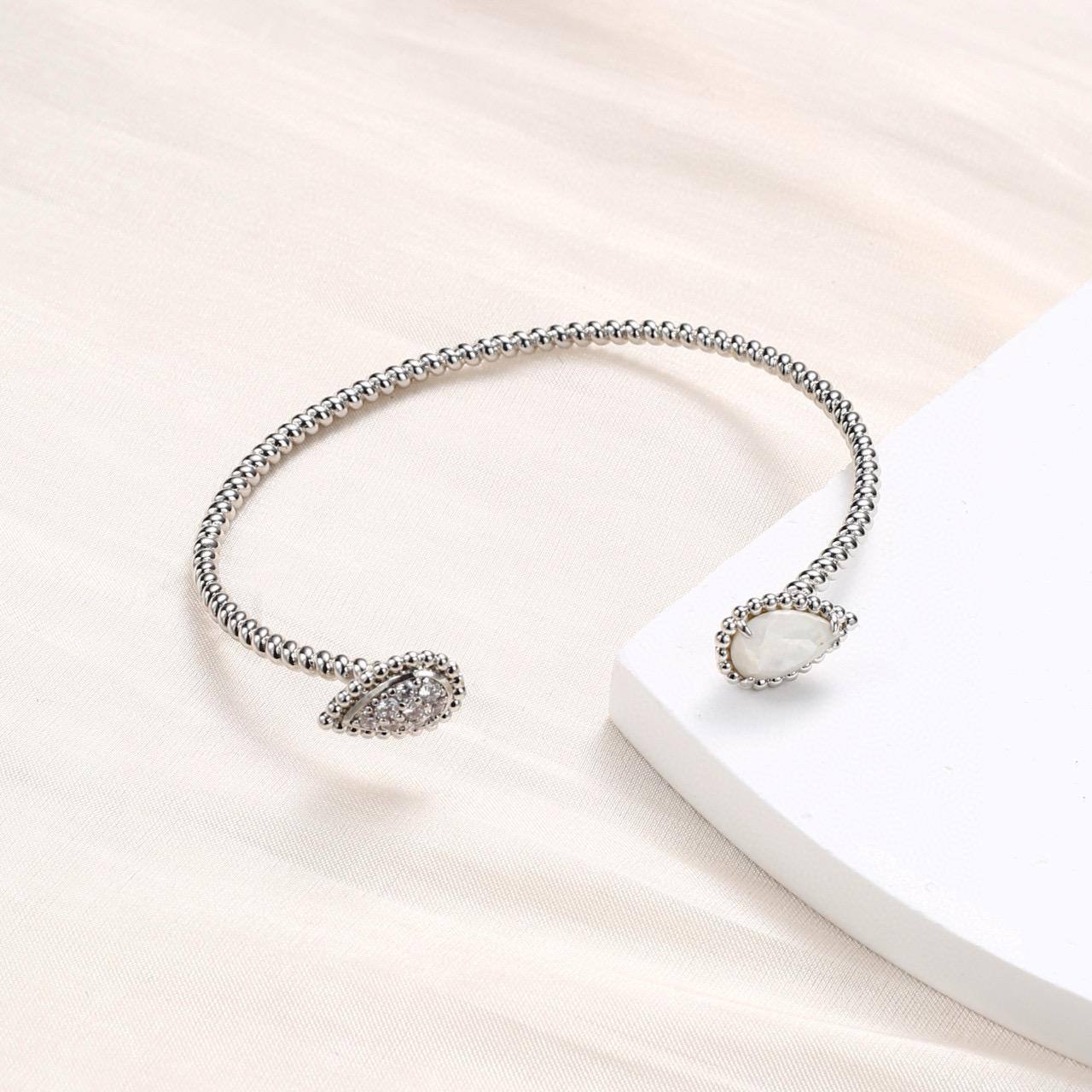 Bouchroon bangle
Master quality 

50 dhs🪙💕 Normal box 📦

Zain48
♥️♥️♥️