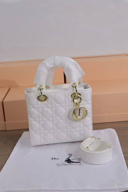 Dior 
Best quality with box’s 
110 dhs✅
size 20 cm

Zain290
♥️♥️♥️