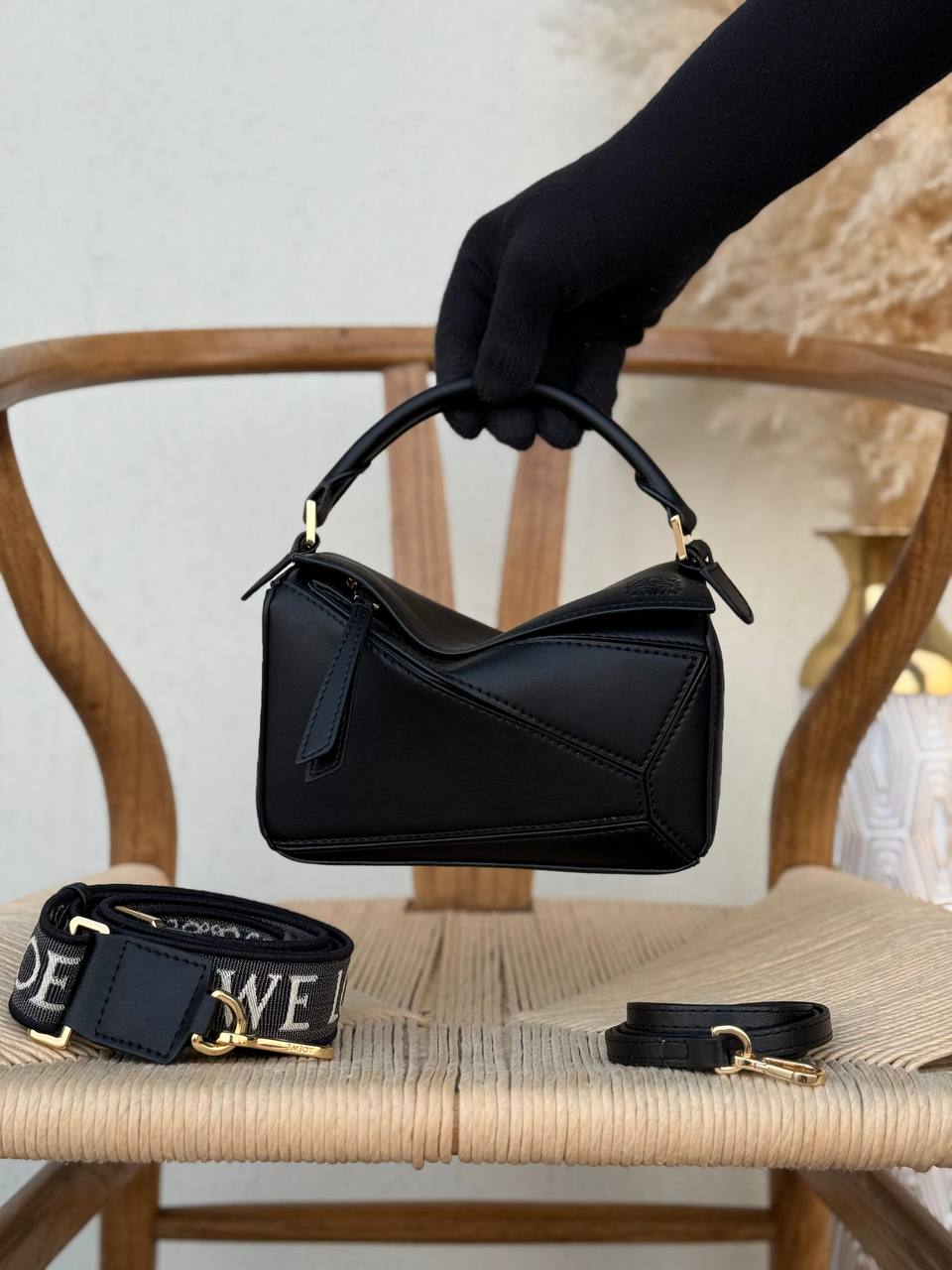 LOEWE

18cm

340 dhs🪙🌨️
Top quality 

With box🎁

Zain167
♥️♥️♥️