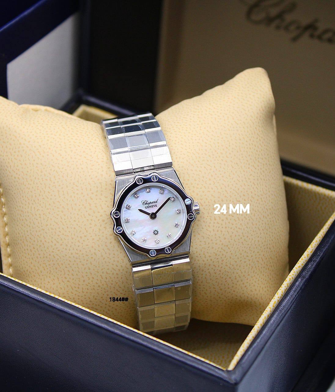 CHOPARD St. Moritz watch*
*24 MM LADY*
*STONE 320 AED*
*WITHOUT STONE 
410 dhs✅

Zain304
♥️♥️♥️