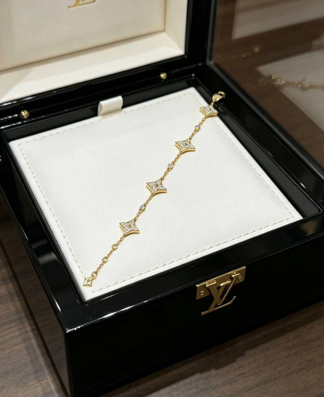 LV ❤️‍🔥*
Bracelet 🐦‍🔥
Master quality 💯
With normal boxes 🗃️ 
60 dhs✅
With master box 📦 
70 dhs✅

Zain216
♥️♥️♥️