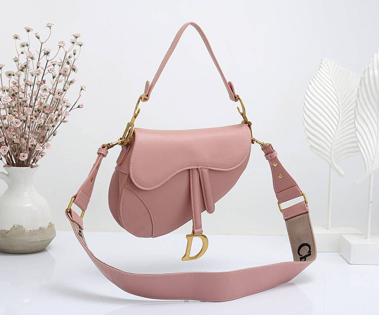 DIOR
 GOOD QUALITY 
WITH BOX
120 dhs✅

Zain295
♥️♥️♥️