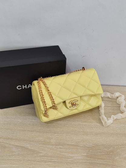 Chanel

90 dhs✅

with box
🎁🎁🎁

size 25cm

Zain26
♥️♥️♥️