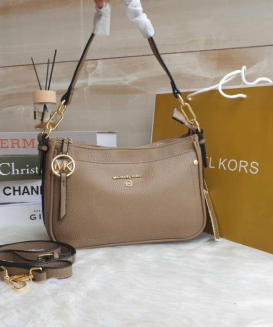 MK

90 dhs💓

SIZE：24cm
Good quality 


with box
🎁🎁🎁

Zain35
♥️♥️♥️