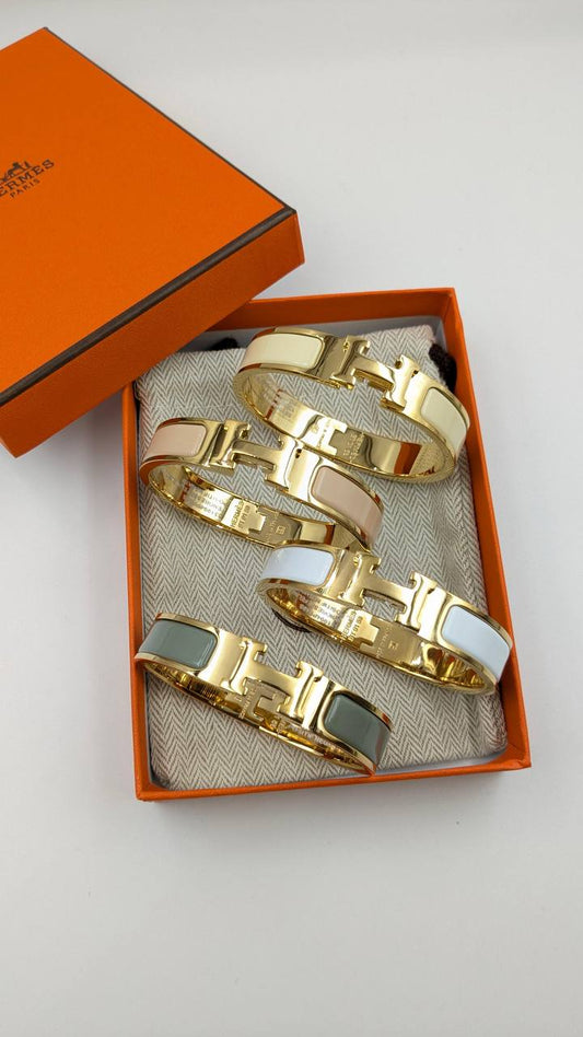 Hermes
*Super Master Quality* 
*Bangle*
110 dhs🪙🌨️ with Normal Box 🎁
120 dhs🪙🌨️ with Good Box 🎁
145 dhs🪙🌨️ with Master Box 🎁

Zain210
♥️♥️♥️
