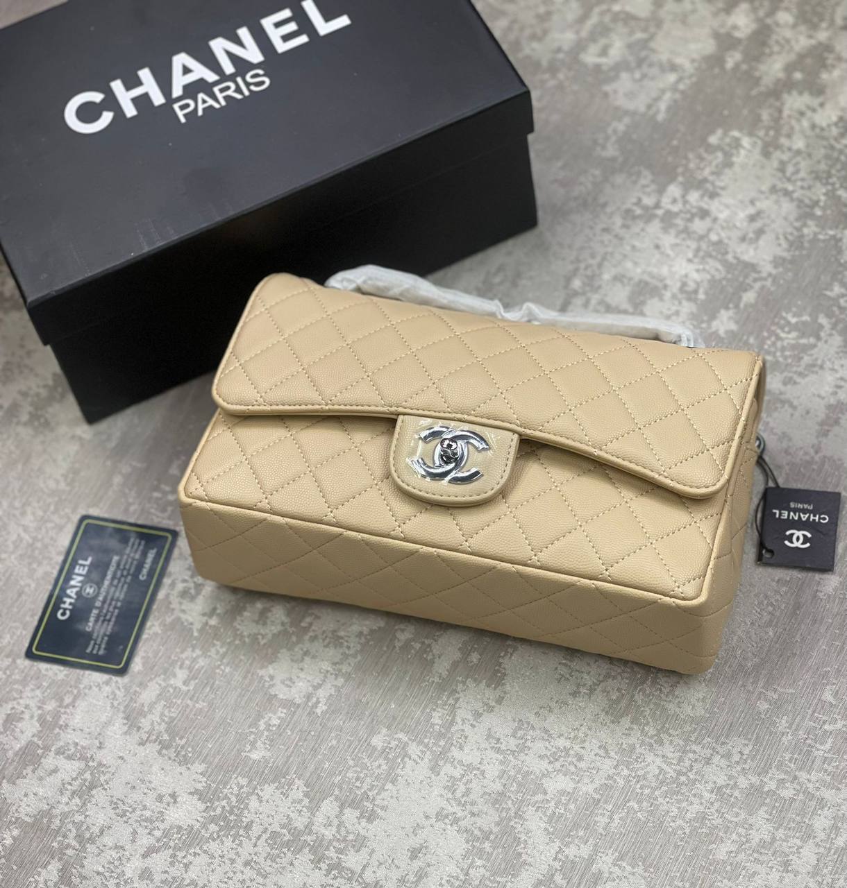 Chanel
 copy one quality
140 dhs✅

with box
🎁🎁🎁

Zain175
♥️♥️♥️