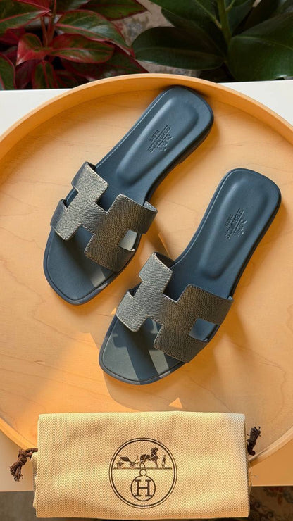 Hermes

Available

Master quality 
Size: 36 to 41 

430 dhs🇦🇪🇦🇪

Zain318
♥️♥️♥️