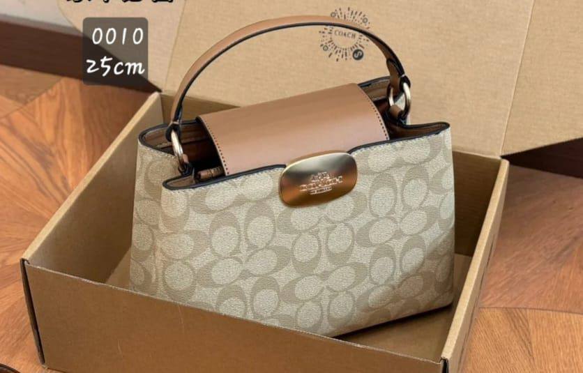Coach

with box
🎁🎁🎁

100 dhs❣️

Zain46
♥️♥️♥️