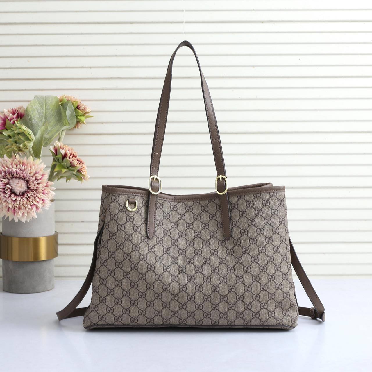 Gucci

With box 
🎁🎁🎁

115 dhs🪙🪙

Zain136
Zain50
♥️♥️♥️