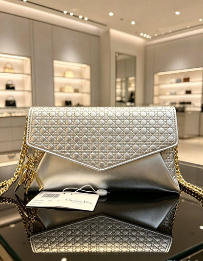 AVAILABLE 
Dkny PUNCH 

WITH BOX 
90 dhs🇦🇪🇦🇪

Zain169
♥️♥️♥️