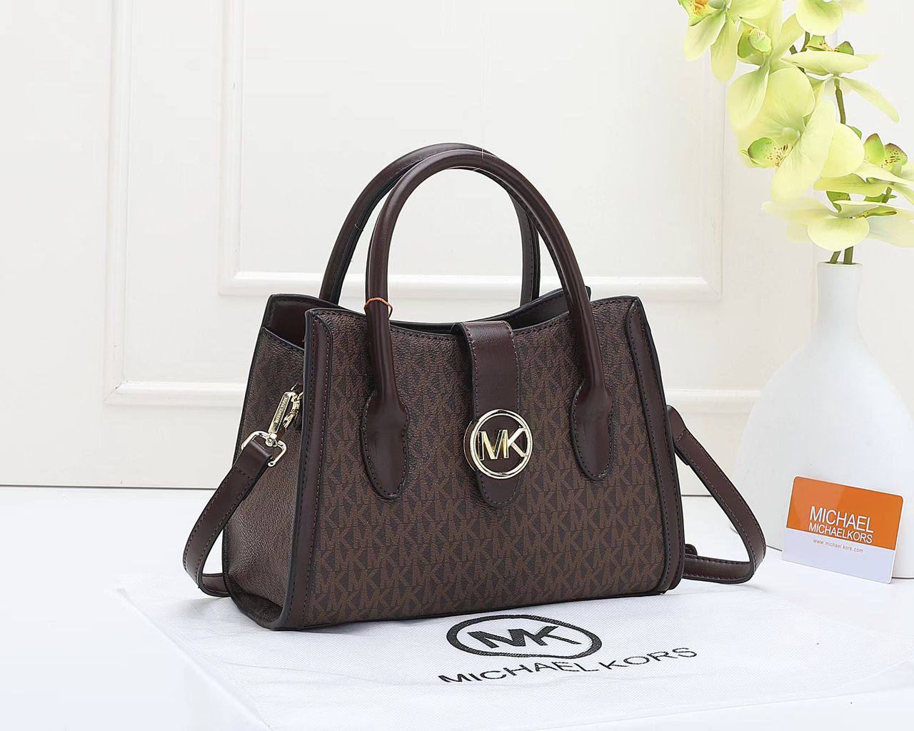 MK 
95 dhs🇦🇪🇦🇪
size 24×10×17cm

Zain213
♥️♥️♥️