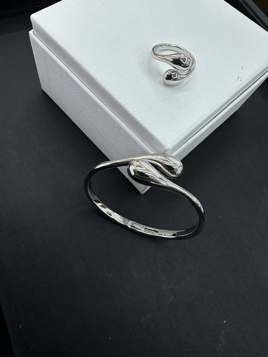 BOTTEGA ❤️‍🔥*
Bangle 🌸
Ring 💍 free size 
good quality 💯
With black boxes 🗃️ 
35 dhs❣️

Zain216
♥️♥️♥️