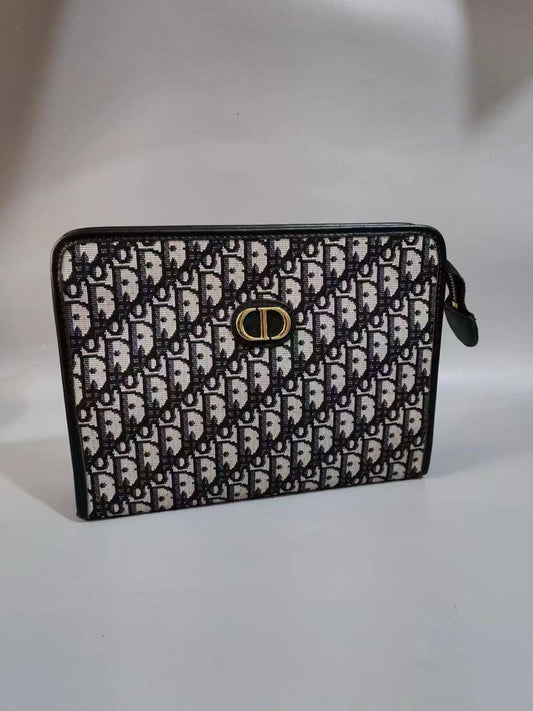 Dior / Ysl  clutch
size : 29 *16 cm
60 dhs🪙💕
With box 🎁

Zain115
♥️♥️♥️