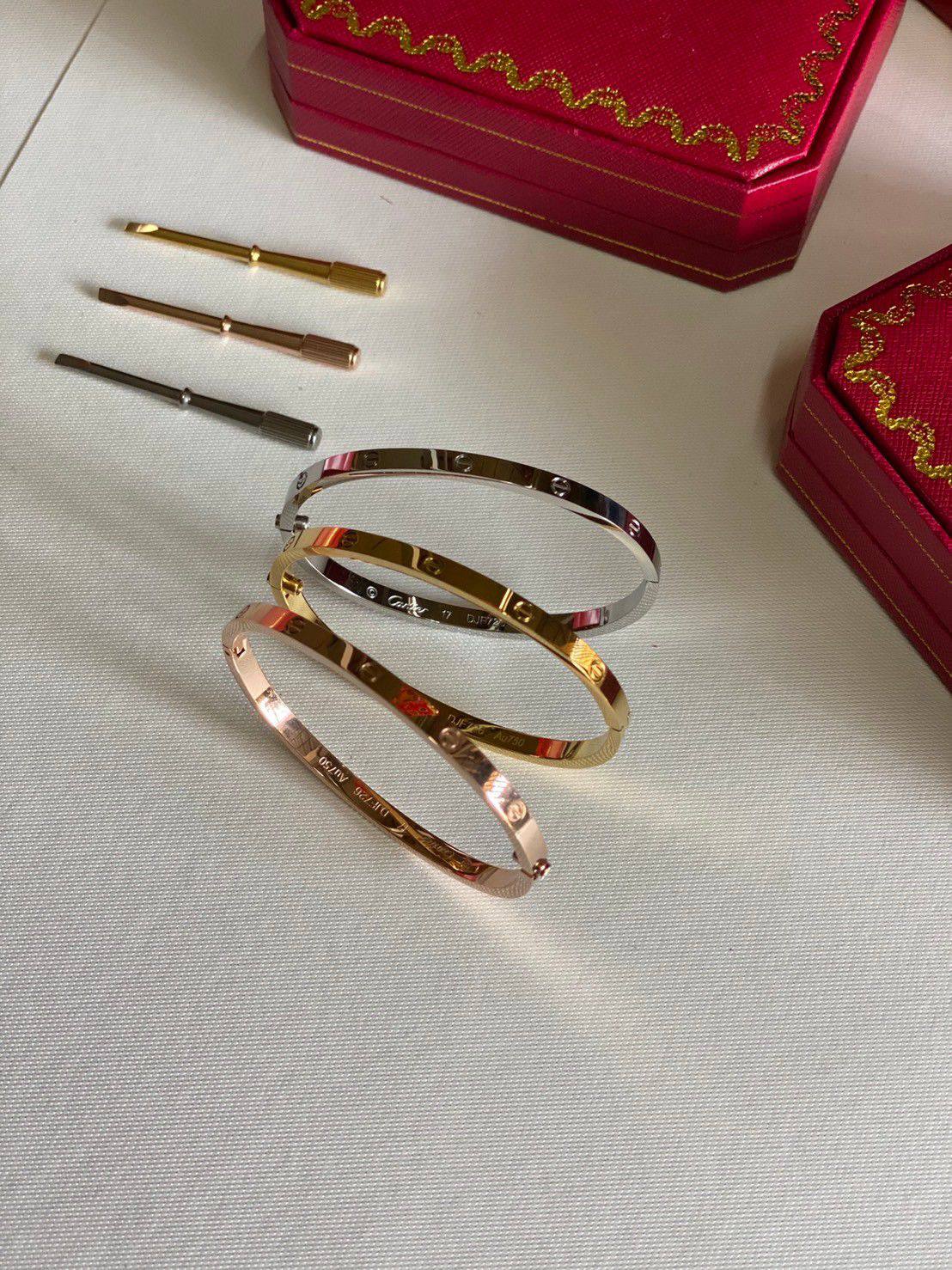 Cartier Set❤️‍🔥*
Bangle 🐦‍🔥
Master quality 💯
Size available 👇
16,17,18,19
One piece 
With normal boxes 📦 
45 dhs💚
With master box 🗃️ 
75 dhs💚

Zain216
♥️♥️♥️