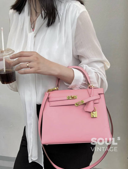 HERMES KELLY BIG SIZE NEW CAME GOOD QUALITY 
120 dhs🇦🇪🇦🇪
Size: 28cm

Zain295
♥️♥️♥️
