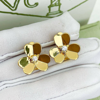 VCA SET ❤️‍🔥*
Necklace 🐦‍🔥
Earring 🦋
Bracelet 🌸
Master quality 💯
With normal boxes 📦 
170 dhs🪙🌨️
With master box 🗃️ 
250 dhs🪙🌨️

Zain216
♥️♥️♥️