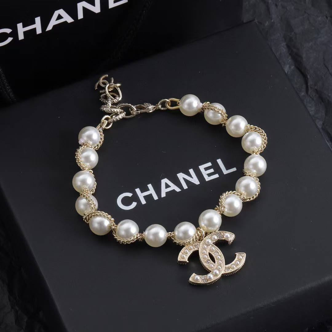 CHANEL ❤️‍🔥
Necklace 😍
Earring 🐦‍🔥
Bracelet 🦋
Master quality 💯
With normal boxes 🗃️ 
150 DHS 🇦🇪🇦🇪🇦🇪
With master box 📦 
160DHS🇦🇪🇦🇪🇦🇪

Zain216
♥️♥️♥️