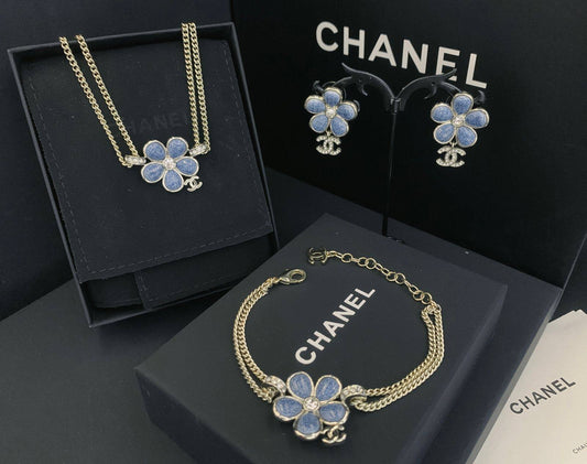 CHANEL SET
MASTER
✨💫
190 DHS🗽
WITH  GOOD BOX AND PAPER BAG 
WITH MASTER BOX AND PAPER BAG 
🎁🎁🎁

250 dhs🗽

Zain89
♥️♥️♥️