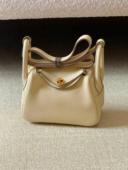 Hermes mini Lindy 18cm💥Master quality ✅with box 📦 
340 dhs✅

Zain51
♥️♥️♥️
