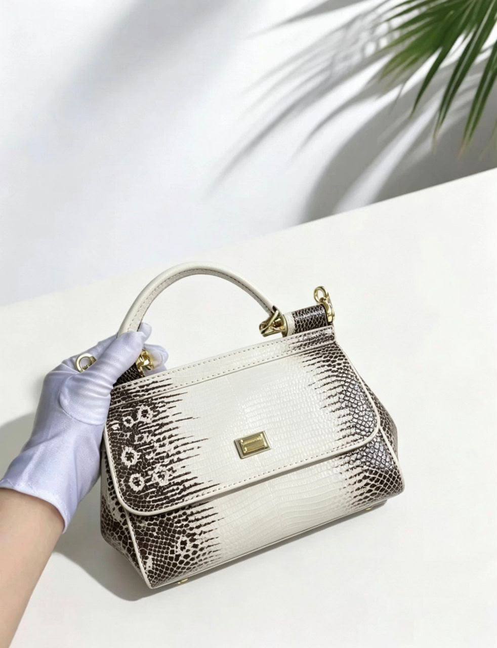 D&G
110 dhs💛
size：20cm
High-quality with box

Zain35
♥️♥️♥️