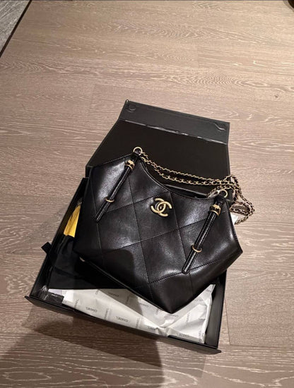 Chanel
90 dhs✅
Good-quality 
Size：28CM

Zain35
♥️♥️♥️