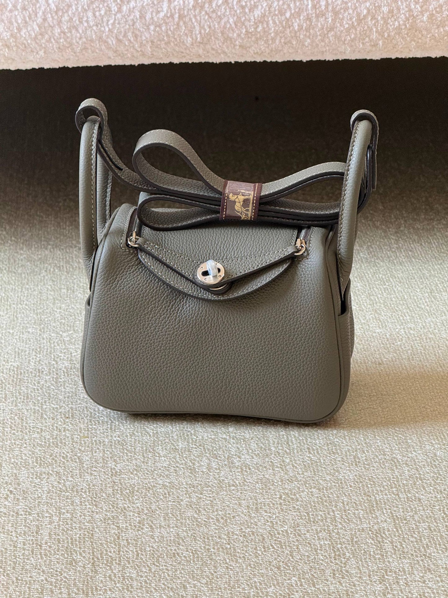 Hermes mini Lindy 18cm💥Master quality ✅with box 📦 
340 dhs✅

Zain51
♥️♥️♥️