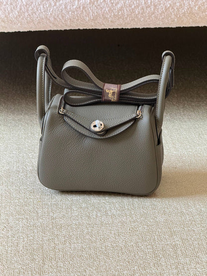 Hermes mini Lindy 18cm💥Master quality ✅with box 📦 
340 dhs✅

Zain51
♥️♥️♥️