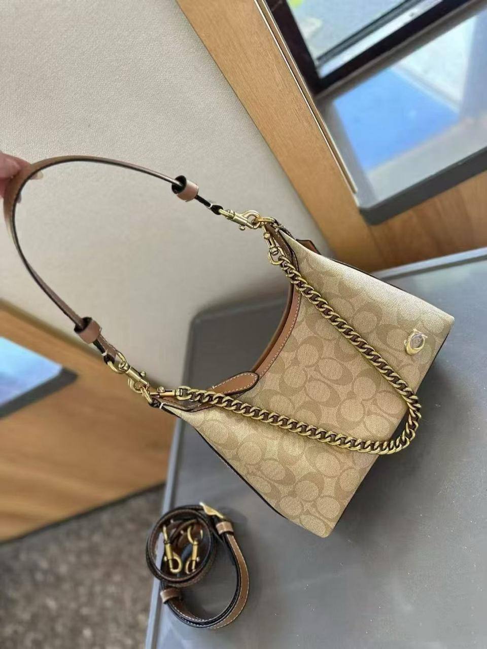 🌈 Coach 2 Straps
1️⃣ First quality +🎁
Size : 25 * 15 * 9 cm
85 dhs🌺
with box 🎁

Zain115
♥️♥️♥️