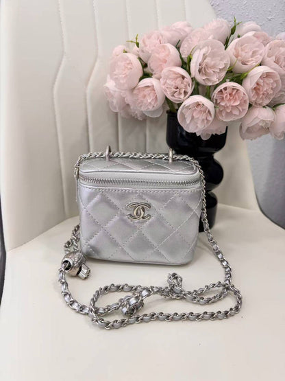 CHANEL

best quality 
with box

95 dhs🇦🇪🇦🇪

size11CM
Zain290
♥️♥️♥️