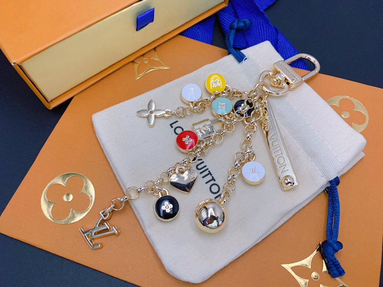 70 DHS✅ KEYCHAIN
LV 
MASTER💫✨
WITH BOX AND PAPER BAG🛍️🎁

Zain89
♥️♥️♥️