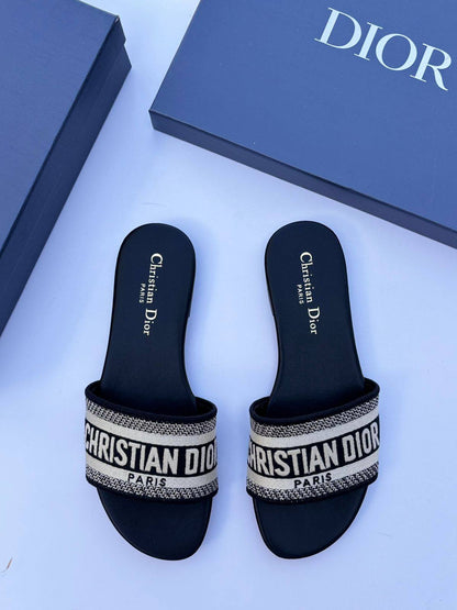 Dior slipper

95 dhs❣️
Size 36-42

Zain55
♥️♥️♥️