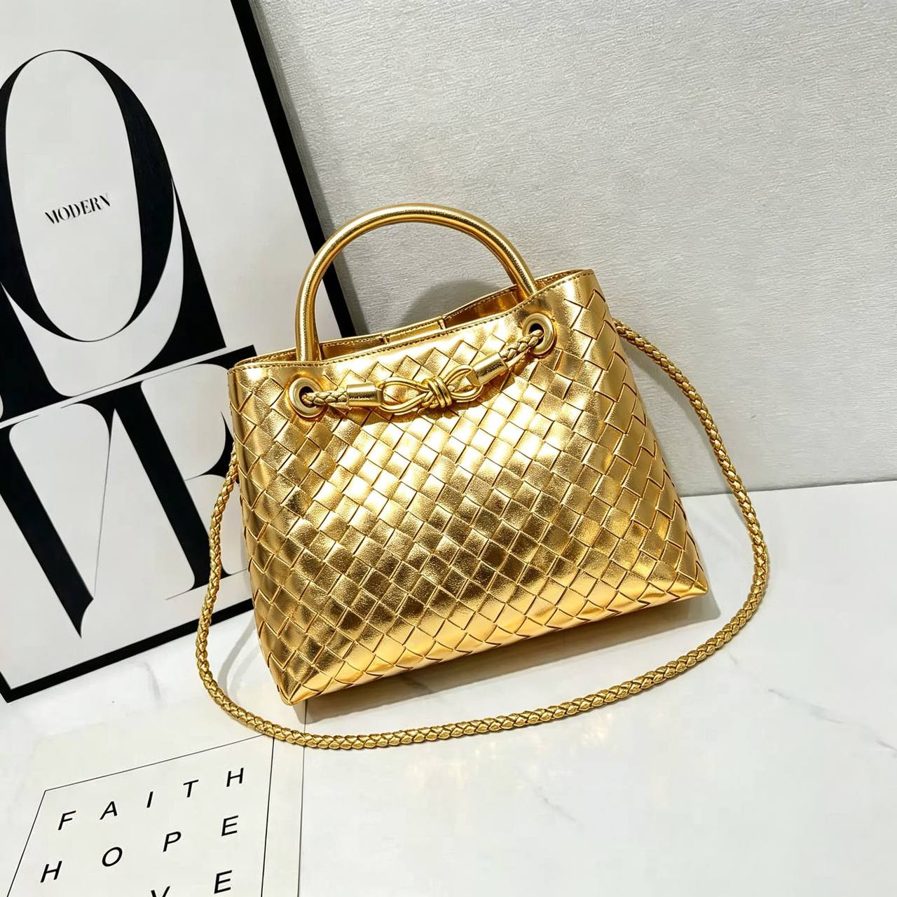 BOTTEGA 
GOOD QUALITY 
WITH BOX 
120 dhs💛
Size: 25cm

Zain295
♥️♥️♥️