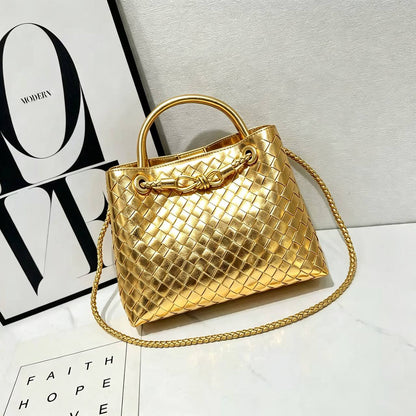 BOTTEGA 
GOOD QUALITY 
WITH BOX 
120 dhs💛
Size: 25cm

Zain295
♥️♥️♥️