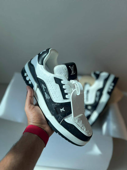 LOUIS VUITTON 
SUPER MASTER 
40-46
600 dhs🪙🖤

Zain43
♥️♥️♥️