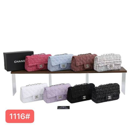 Chanel
95 dhs✅

with box
🎁🎁🎁

size 21×6×11cm

Zain42
♥️♥️♥️