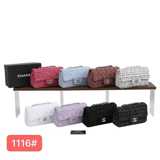 Chanel
95 dhs✅

with box
🎁🎁🎁

size 21×6×11cm

Zain42
♥️♥️♥️
