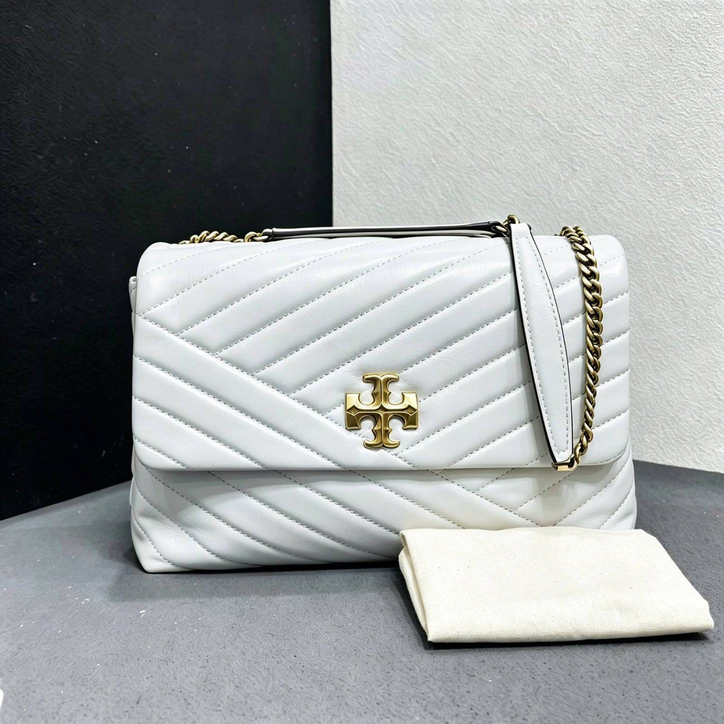 TORY BURCH 
GOOD QUALITY
 WITH BOX 
95 dhs✅

Zain295
♥️♥️♥️