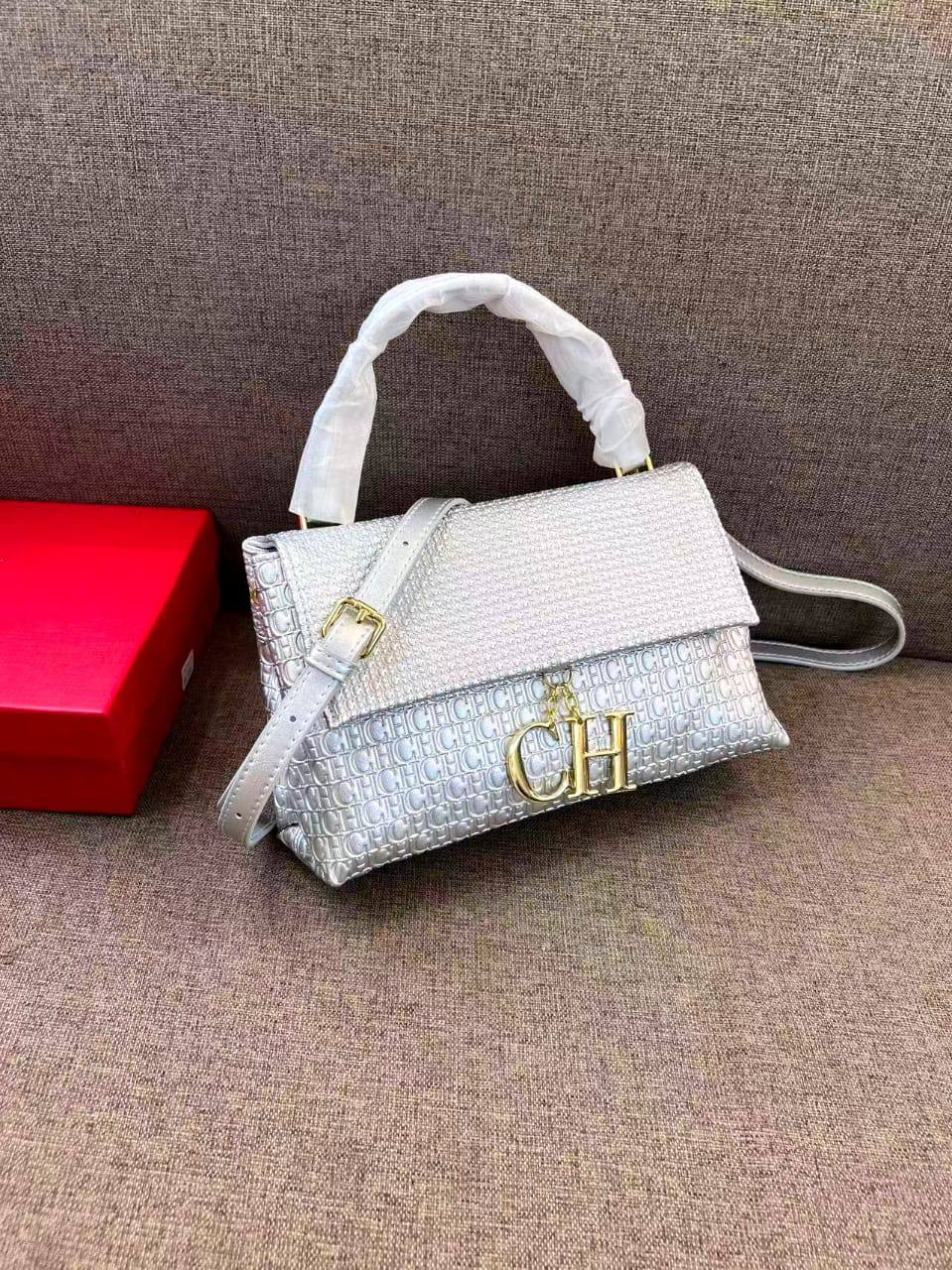 CH

90 dhs🌺

with box
🎁🎁🎁

size 24cm

Zain26
♥️♥️♥️