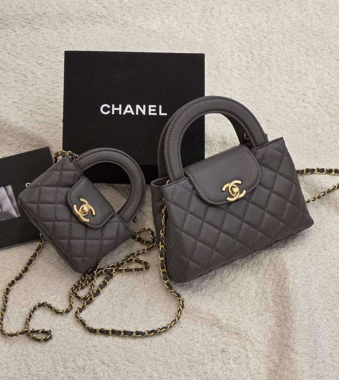 Chanel

 20Cm 
230 dhs🌺

 12Cm
170 dhs🌺

     WITH BOX
🎁🎁🎁

Zain131
♥️♥️♥️