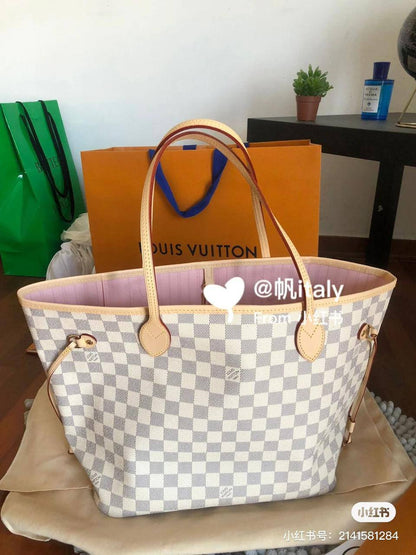 LV Master
Neverfull 
320 dhs❣️
#Medium size 31cm💕🥳

Zain228
♥️♥️♥️