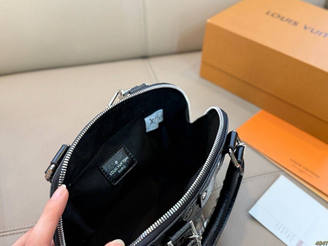 LV L001
COPY ONE NEW CAME 

WITH BOX 
🎁🎁🎁

180 dhs✅

Zain39
♥️♥️♥️